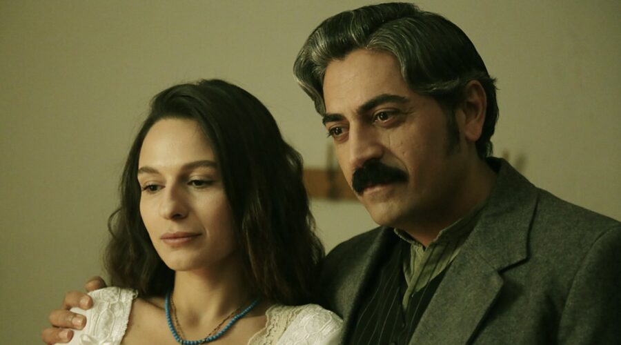 Da sinistra: Selin Yeninci (Saniye) e Bülent Polat (Gaffur Taskin) in una scena della puntata di “Terra Amara” in onda mercoledì 7 giugno 2023 su Canale 5. Credits: RTI Mediaset.