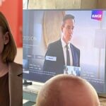 A sinistra: Shiv in una scena della quarta stagione di “Succession”; a destra: Sarah Snook in compagnia del figlio o figlia mentre guardano il finale della serie tv. Credits: Sky/Instagram.