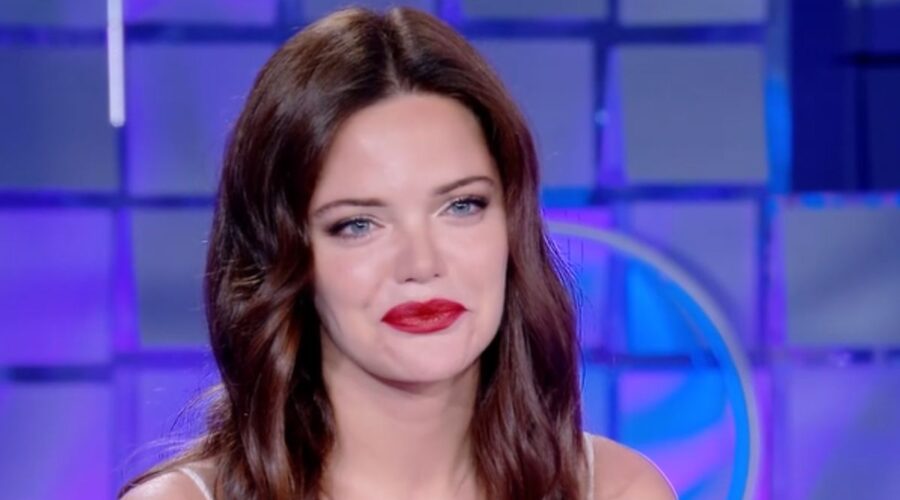 Screenshot di Hilal Altinbilek (Zuleyha di Terra Amara) ospite negli studi di Verissimo. Credits: Mediaset