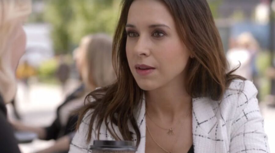 Screenshot di Lacey Chabert in una scena di