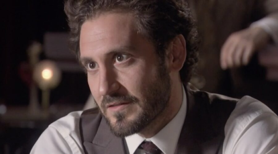 Álex Gadea (Cristóbal Loygorri del Amo) in una scena della soap opera spagnola 