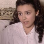 Carla Díaz (Elisa Silva Torrealba) in una scena della soap opera spagnola “Sei Sorelle”. Credits: Rai/Cattura schermo.
