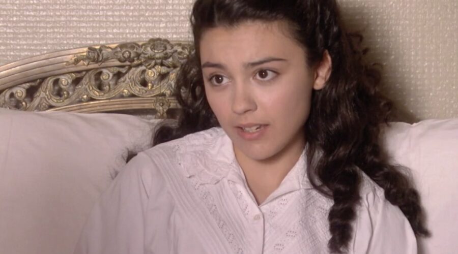 Carla Díaz (Elisa Silva Torrealba) in una scena della soap opera spagnola “Sei Sorelle”. Credits: Rai/Cattura schermo.