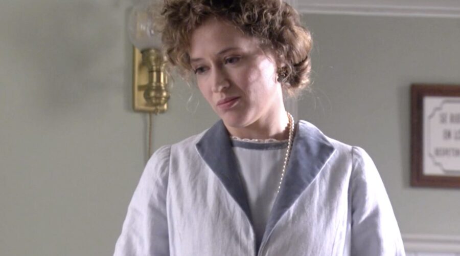 Marta Larralde (Diana Silva Torrealba) in una scena della soap opera spagnola “Sei Sorelle”. Credits: Rai/Cattura schermo.