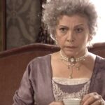 Kiti Mánver (Dolores Loygorri) in una scena della soap opera spagnola “Sei Sorelle”. Credits: Rai/Cattura schermo.