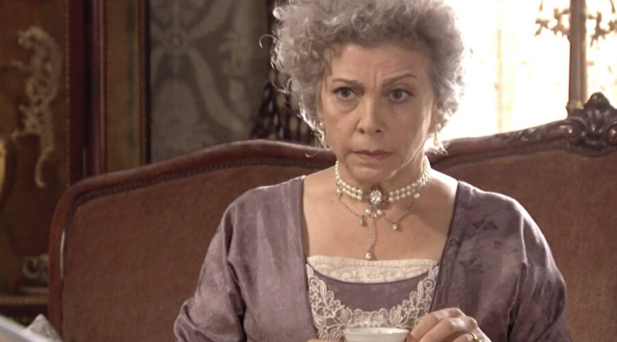 Kiti Mánver (Dolores Loygorri) in una scena della soap opera spagnola “Sei Sorelle”. Credits: Rai/Cattura schermo.