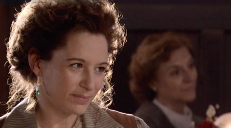 Eva Almaya interpreta Marina Montero in una scena della soap opera spagnola “Sei Sorelle”. Credits: Rai/Cattura schermo.