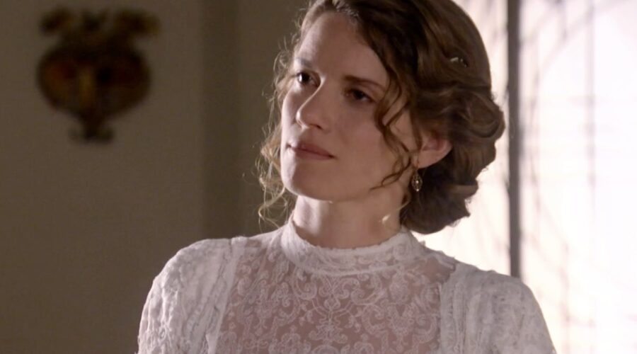 Mariona Tena (Blanca Silva Torrealba) in una scena della soap opera spagnola “Sei Sorelle”. Credits: Rai/Cattura schermo.