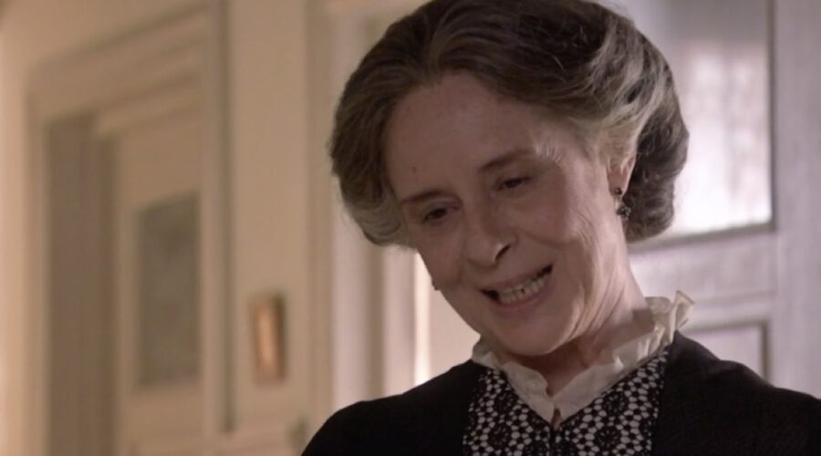 Rosalía Manzano (Vicky Peña) in una scena della puntata 61 di