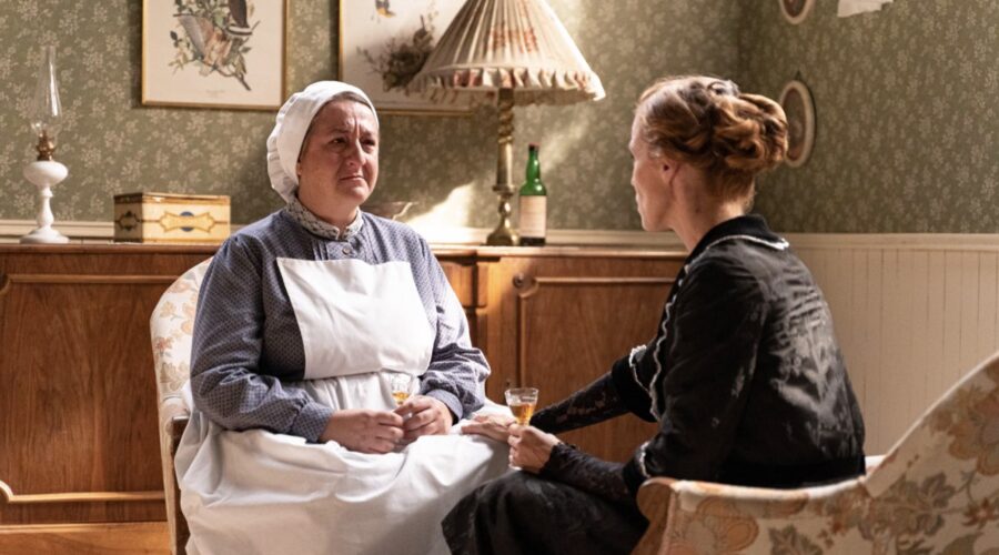 Da sinistra: Carmen Flores (Simona Martínez) e Maria Castro (Pia Adarre) nell'episodio 5 de “La Promessa” in onda lunedì 5 giugno 2023 su Canale 5. Credits: Bambú Producciones/RTVE/RTI Mediaset.