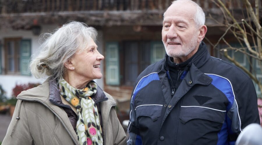Da sinistra: Antje Hagen nei panni Hildegard Sonnbichler e Sepp Schauer in quelli di Alfons Sonnbichler in “Tempesta D'Amore”. Credits: Das Erste/Mediaset.