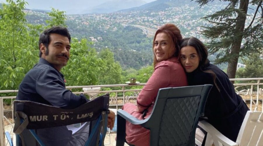 Nazan Kesal in uno scatto dal set di “Terra Amara” in cui interpreta Sevda. Credits: @nazan_kesal/Instagram.