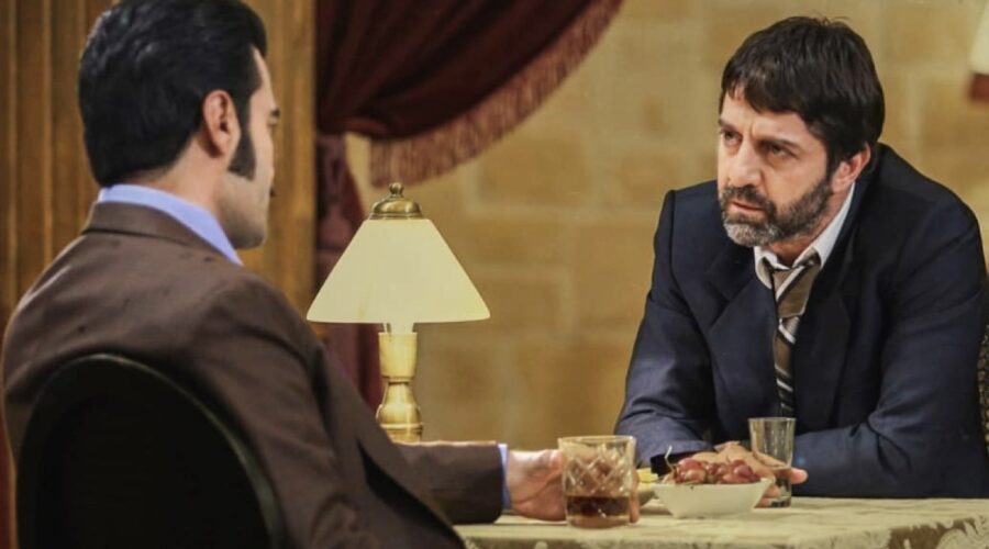 Turgay Aydın in uno scatto di “Terra Amara” dove interpreta Sabahattin. Credits: @turgayaydin_official/Instagram.