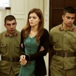 Al centro: Hilal Altinbilek (Zuleyha) viene arrestata in una scena della puntata di “Terra Amara” in onda domenica 4 giugno 2023 su Canale 5. Credits: RTI Mediaset.