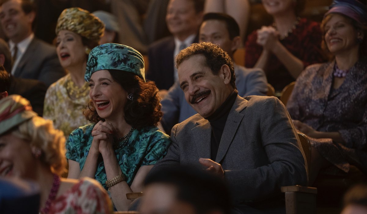 Da sinistra: Marin Hinkle e Tony Shalhoub sono Rose ed Abe Weissman in una scena di “The Marvelous Mrs. Maise”. Crediti: Philippe Antonello/Prime Video.
