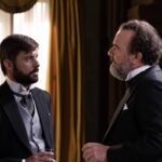 Da sinistra: Jordi Coll (Tomás) e Manuel Regueiro (Alonso Luján) nella prima puntata della soap “La Promessa” in onda lunedì 29 maggio 2023 su Canale 5. Credits: RTI Mediaset.