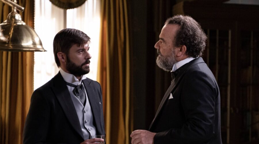Da sinistra: Jordi Coll (Tomás) e Manuel Regueiro (Alonso Luján) nella prima puntata della soap “La Promessa” in onda lunedì 29 maggio 2023 su Canale 5. Credits: RTI Mediaset.