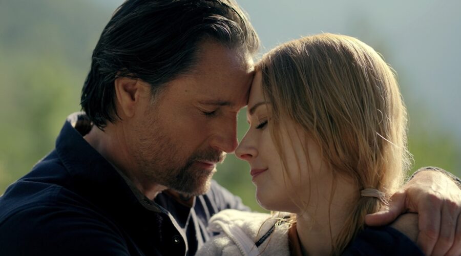 Da sinistra: Martin Henderson nel ruolo di Jack Sheridan e Alexandra Breckenridge nel ruolo di Mel Monroe, i protagonisti di “Virgin River” che tornerà con la sesta stagione. Credits: Netflix.