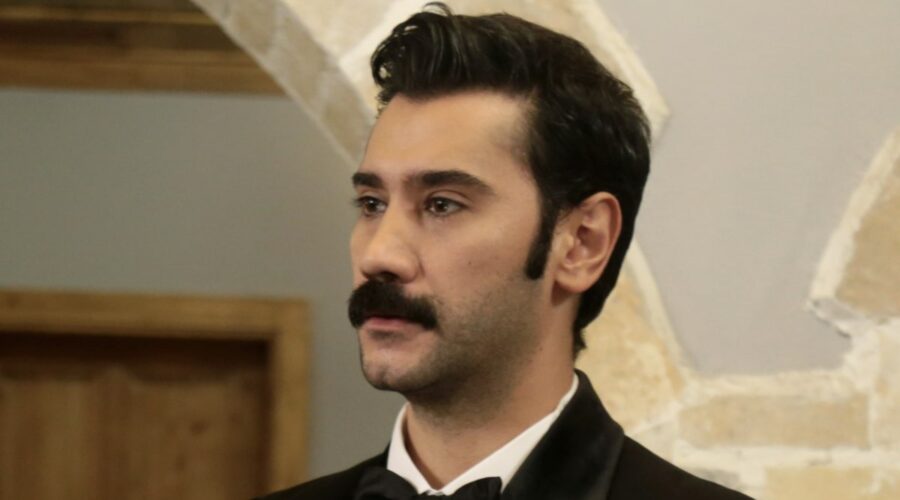 Ugur Günes (Yilmaz) in una scena di