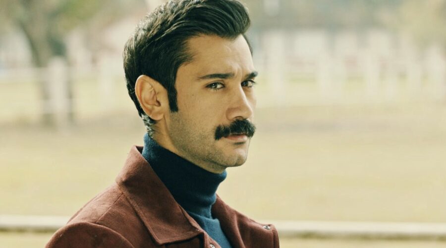 Ugur Günes (Yilmaz) in una scena di