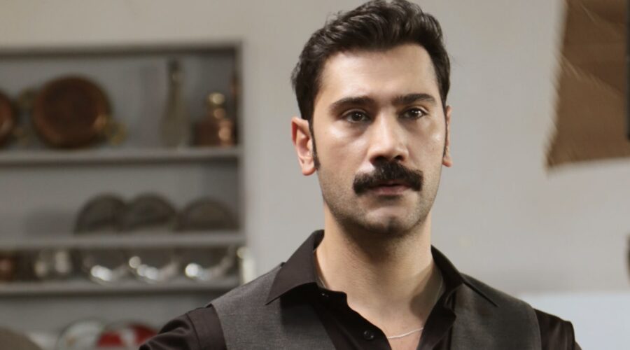 Ugur Günes (Yilmaz) in una scena di