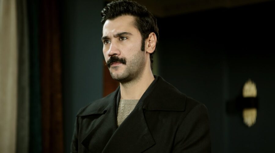 Ugur Günes (Yilmaz) in una scena di