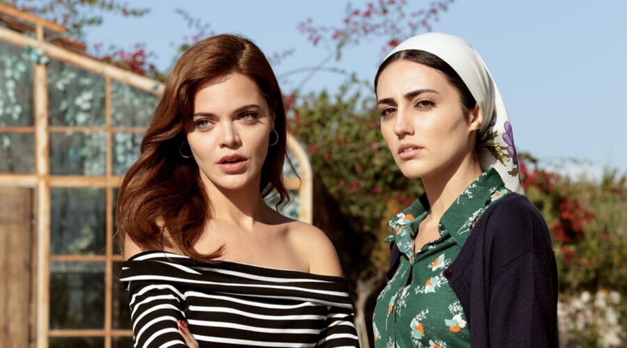 Da sinistra: Hilal Altinbilek (Züleyha) e Selim Genc (Gulten) in una scena di “Terra Amara”. Credits: RTI Mediaset.