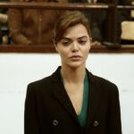 Al centro: Hilal Altinbilek (Zuleyha) nell'aula di tribunale durante il processo a suo carico in una scena della puntata di “Terra Amara” in onda venerdì 9 giugno 2023 su Canale 5. Credits: RTI Mediaset.
