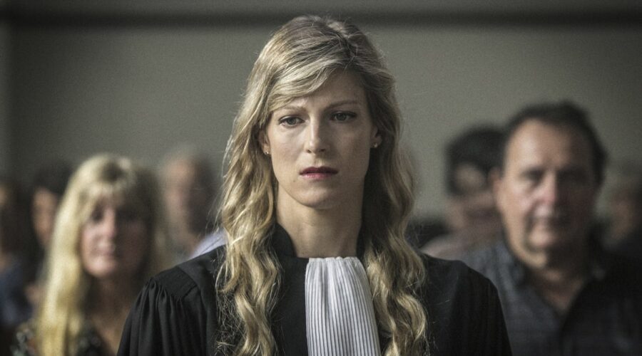 Alexia Barlier (Sophie Cross) in una scena della serie ”Sophie Cross”. Credits: Rai/Das Erste.