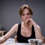 Viola Wedekind (Ariane Kalenberg) in carcere in una scena della puntata di “Tempesta D'Amore” in onda su Rete 4. Credits: Das Erste/Mediaset.
