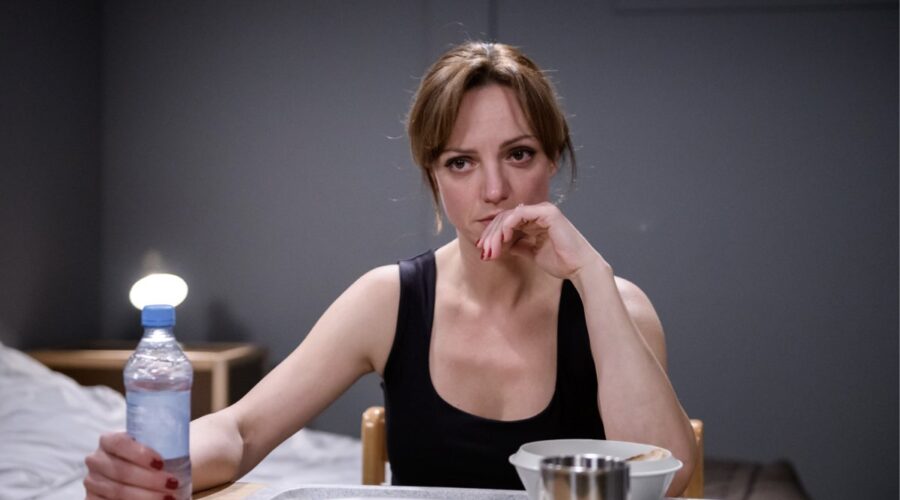 Viola Wedekind (Ariane Kalenberg) in carcere in una scena della puntata di “Tempesta D'Amore” in onda su Rete 4. Credits: Das Erste/Mediaset.