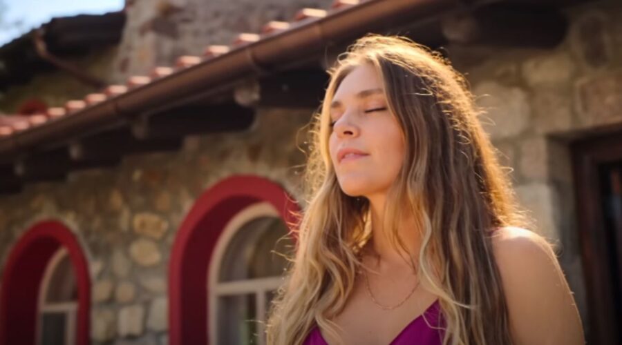 Asli Enver nel trailer di 