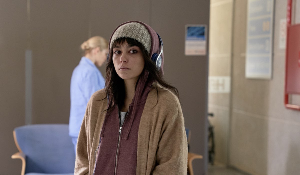 Carla Díaz (Elsa) in una scena di “Madri – Una vita d’amore”. Credits: Mediaset Infinity