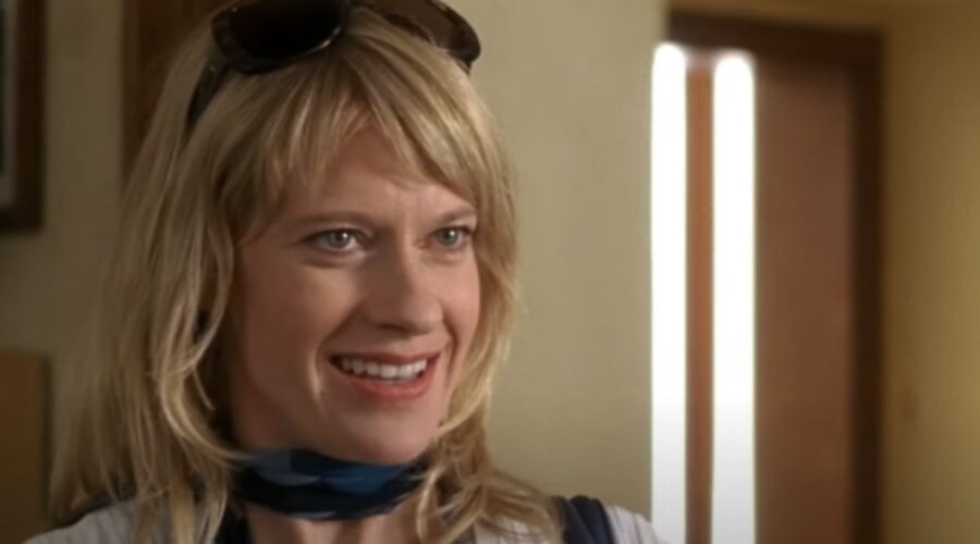 Caroline Peters nel trailer di