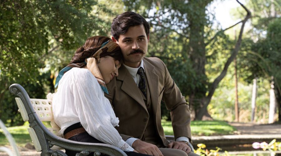 Da sinistra: Carmen Asecas (Catalina Luján) e Arturo Sancho (Manuel Luján) in una scena dell'episodio 25 de “La Promessa”. Credits: RTI Mediaset.