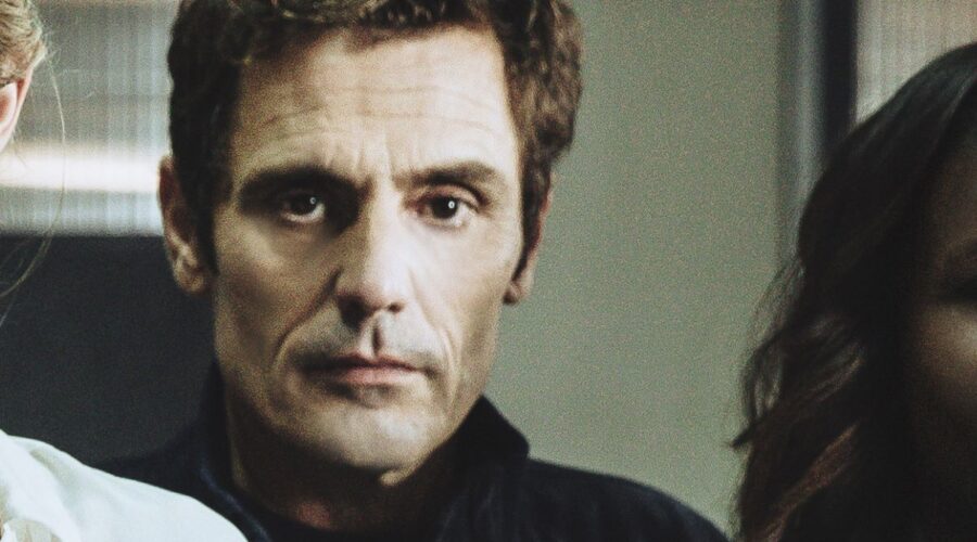 Cyril Lecomte (Gabriel) in una scena della serie ”Sophie Cross”. Credits: Rai/Das Erste.
