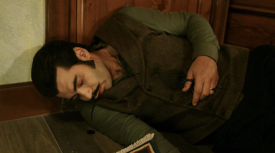 Murat Ünalmis (Demir) in una scena della puntata di “Terra Amara” in cui Zuleyha gli spara: lui muore? Credits: RTI Mediaset.