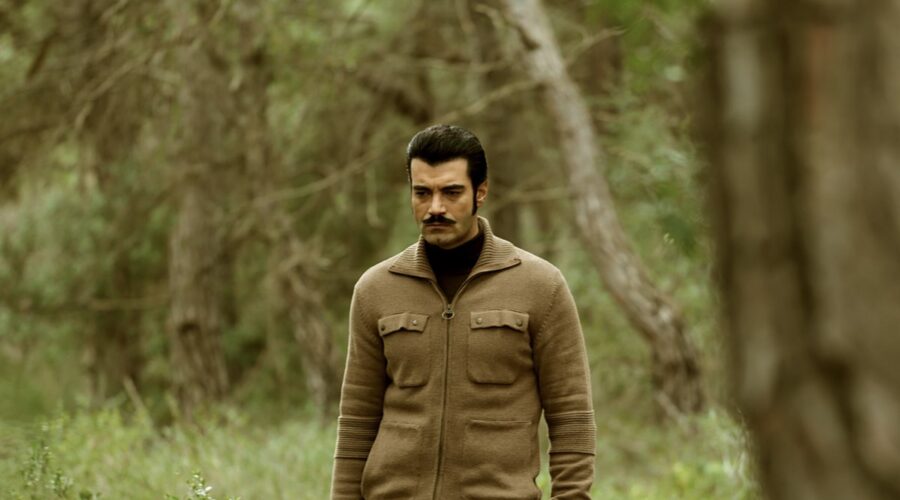 Murat Ünalmis (Demir) in una scena di