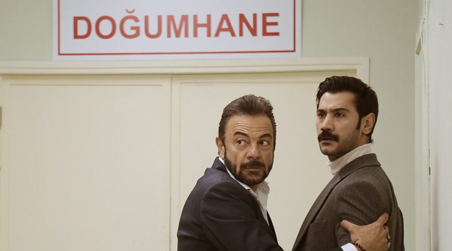 Da sinistra: Kerem Alisik (Fekeli) e Ugur Günes (Yilmaz) in una scena di
