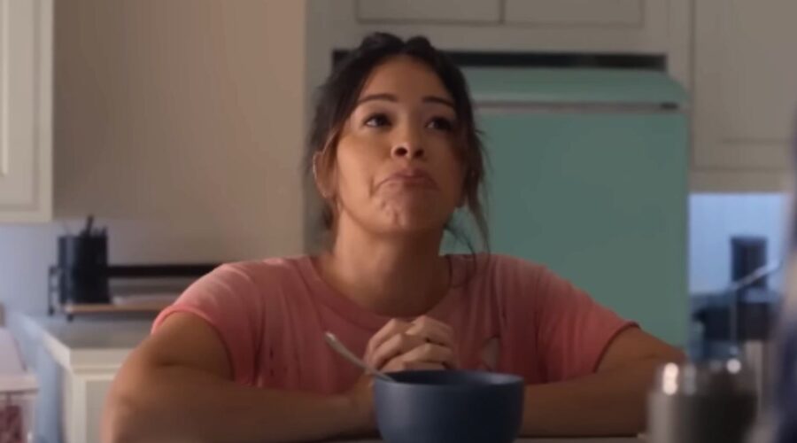 Gina Rodriguez in una scena del trailer di 