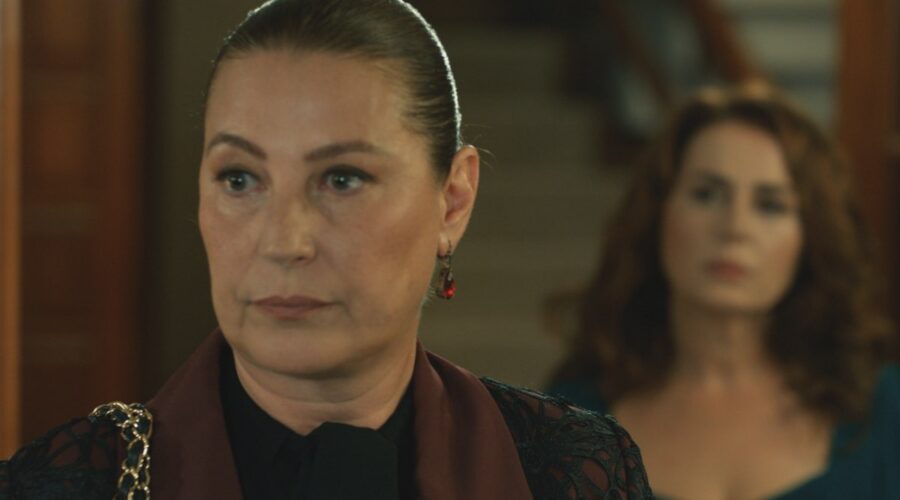 Vahide Perçin (Hünkar) in una scena di