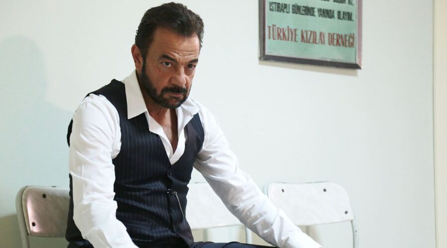 Kerem Alisik interpreta Fekeli in