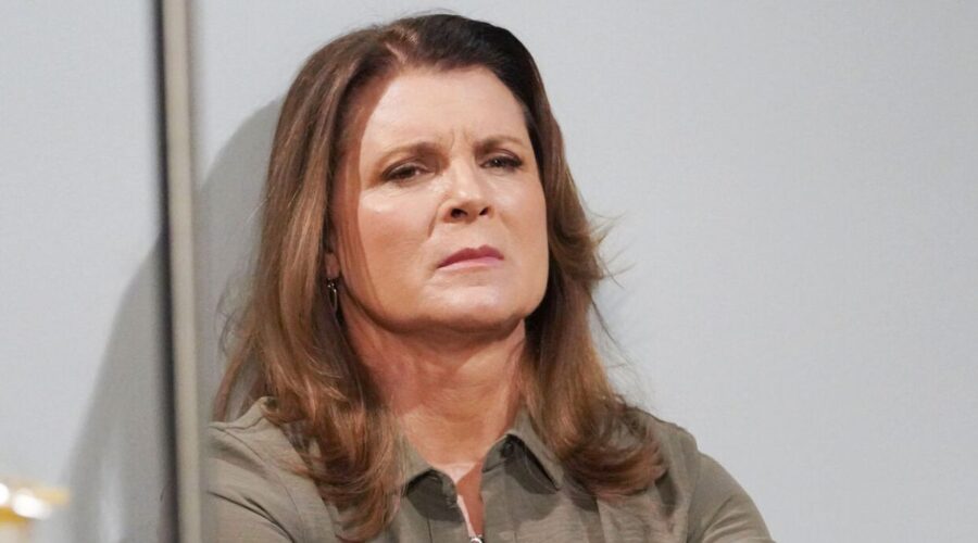 Kimberlin Brown interpreta Sheila Carter in