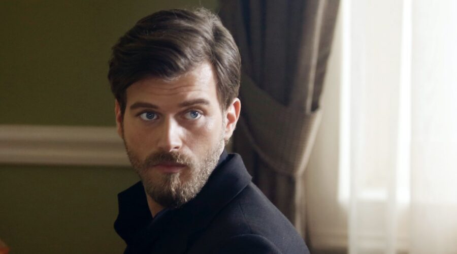 Al centro: Kivanç Tatlitug (Kurt Seyit Eminof) in una scena del settimo episodio de “La ragazza e l'ufficiale”. Credits: RTI Mediaset.