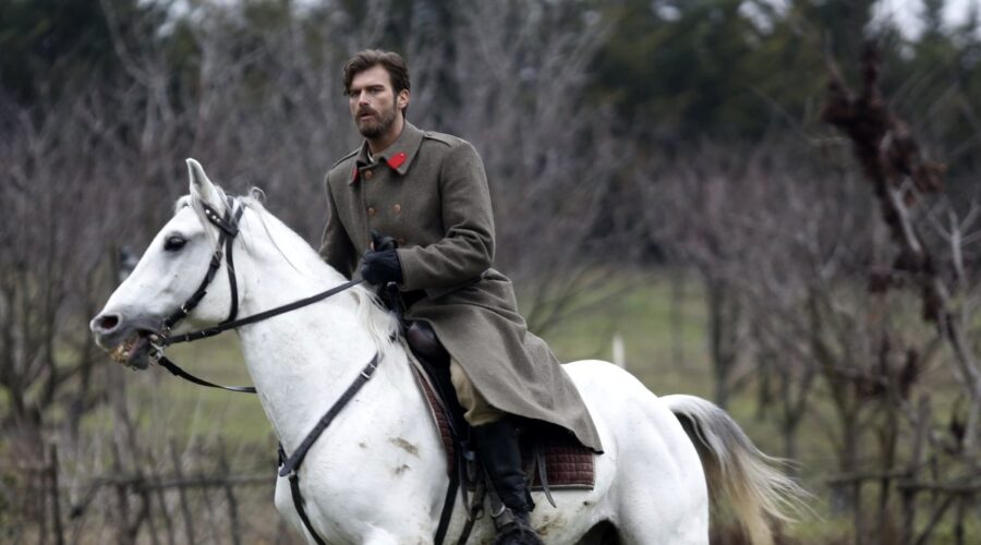 Kivanç Tatlitug (Kurt Seyit Eminof) in una scena della prima puntata de “La ragazza e l'ufficiale”. Credits: RTI Mediaset.