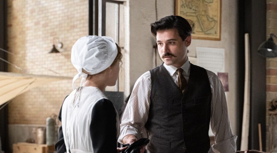 Da sinistra: Ana Garces (Jana Exposito) e Arturo Sancho (Manuel Luján) in una scena della puntata de “La Promessa” in onda lunedì 19 giugno 2023 su Canale 5. Credits: RTI Mediaset.