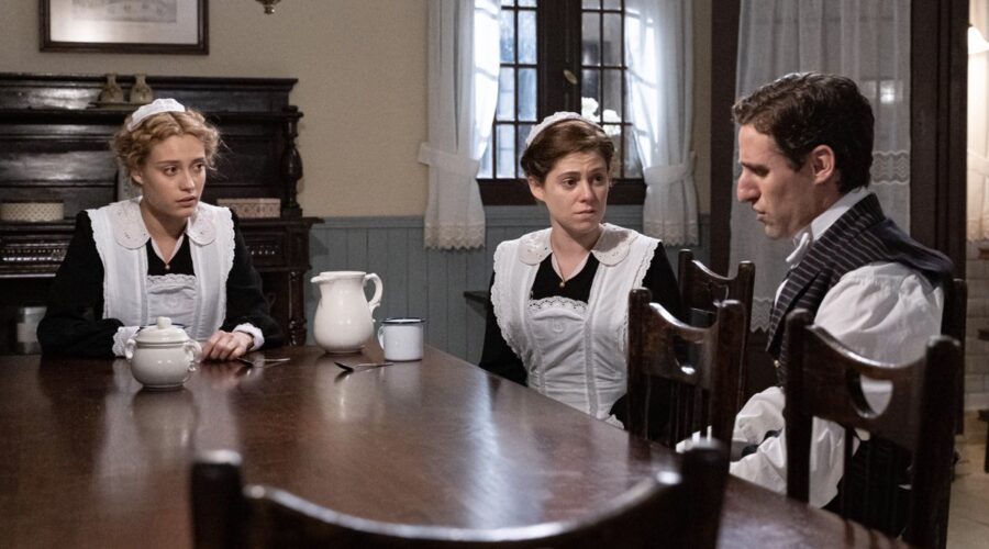 Da sinistra: Ana Garces (Jana Exposito), Sara Molina (Maria Fernandez) ed Enrique Fortún (Lope Ruiz) in una scena della puntata de “La Promessa” in onda lunedì 19 giugno 2023. Credits: Mediaset.