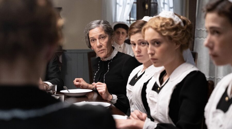 Da sinistra: Maria Castro (Pia Adarre), Marga Martínez (Petra Arcos), Sara Molina (Maria Fernandez), Ana Garces (Jana Exposito) e Andrea Del Rio (Teresa Villamil) in una scena della puntata de “La Promessa” in onda mercoledì 21 giugno 2023 su Canale 5. Credits: RTI Mediaset.