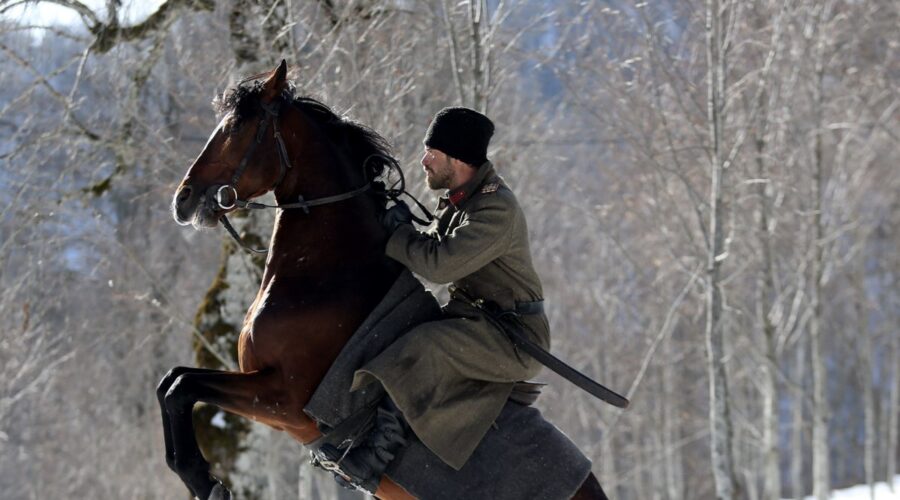 Al centro: Kivanç Tatlitug (Kurt Seyit Eminof) in una scena del sesto episodio de “La ragazza e l'ufficiale”. Credits: RTI Mediaset.