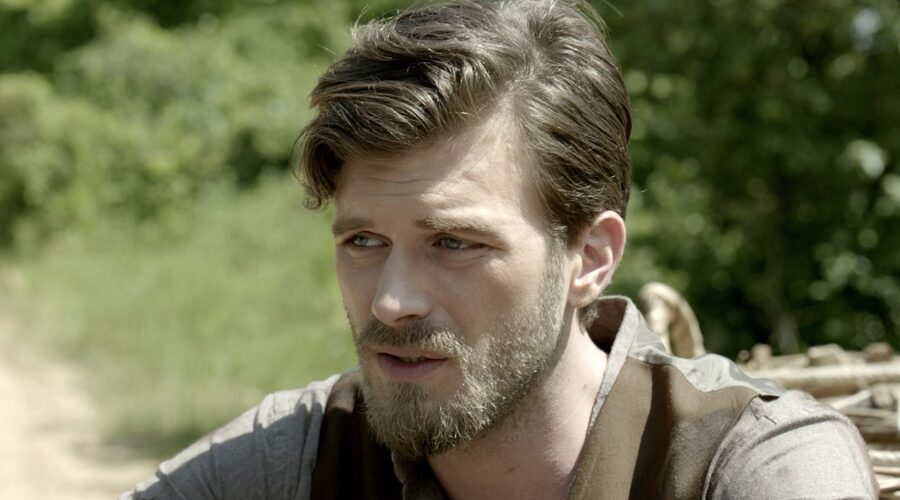 Kivanç Tatlitug (Kurt Seyit Eminof) nell'episodio 13 de “La ragazza e l'ufficiale” in onda su Canale 5. Credits: RTI Mediaset.